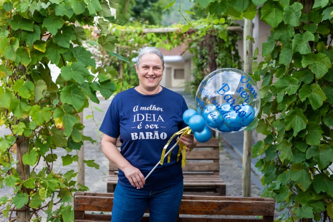 Professora da EBB Barão do Rio Branco, de Urussanga, embaixo de videira de uva Goethe, plantada pelos estudantes em projeto escolar 