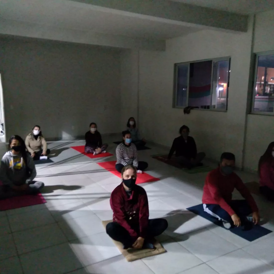 Comunidade escolar em aula de yoga na EEB Prefeito Luiz Carlos de Garopaba 
