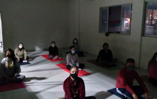 Comunidade escolar em aula de yoga na EEB Prefeito Luiz Carlos de Garopaba