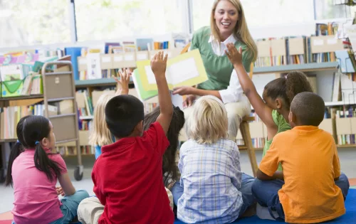 Professora utilizando técnica de storytelling para introduzir a gamificação na educação