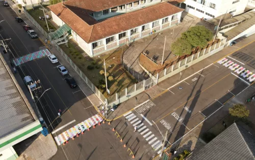 Faixas coloridas pelos estudantes em Projeto 'Arte na Rua' na EEB Paulo Blasi, de Campos Novos