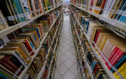 biblioteca com gêneros textuais