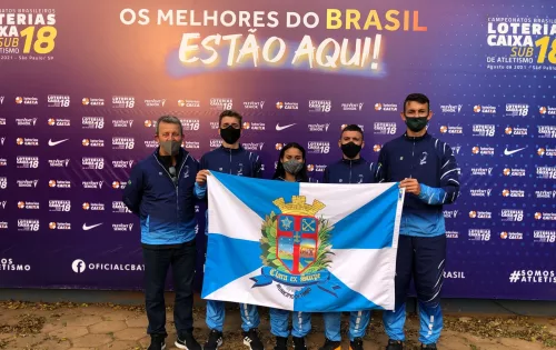 Estudantes da EEB Professor Júlio Scheidemantel, segurando a bandeira do município de Timbó, no Campeonato Brasileiro Loterias Caixa de Atletismo Sub-18 2021