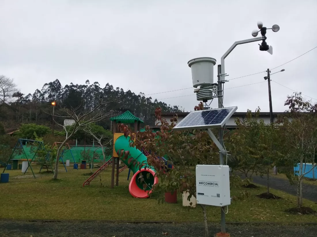 Aparelhos que compõe uma estação meteorológica instalados no pátio externo da EEB Tercílio Longo de Benedito Novo