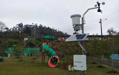 Aparelhos que compõe uma estação meteorológica instalados no pátio externo da EEB Tercílio Longo de Benedito Novo