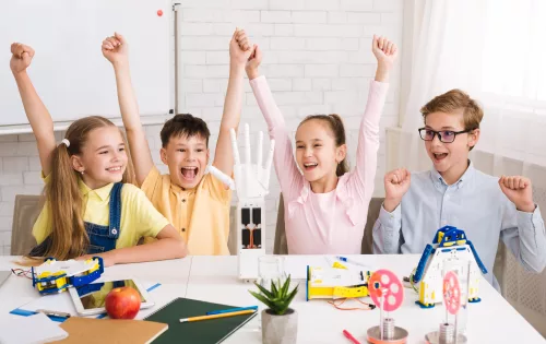 Alunos felizes em sala de aula