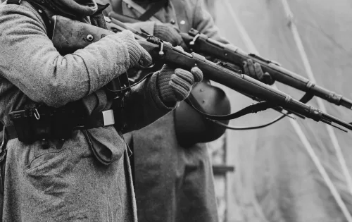 soldados segurando armas na segunda guerra mundial