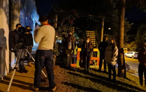 Estudantes envolta de um telescópio em projeto de astronomia de escola de Nova Itaberaba