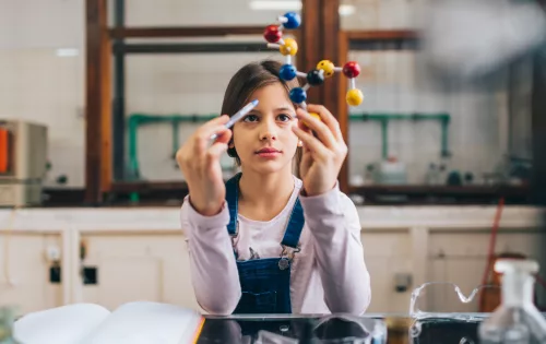 Estudante estudando química orgânica em sala de aula