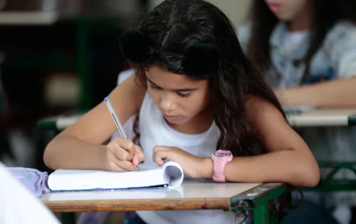 menina estudando português