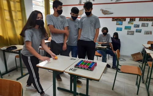 Estudantes da EEB Gregório Manoel de Bem, de Laguna, confeccionaram jogos de raciocínio lógico com materiais recicláveis