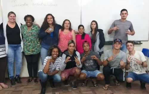 Daniela Cristina Borba, professora orientadora da Educação Escolar Quilombola com alunos do Centro de Educação de Jovens e Adultos (CEJA) da EEB Titolívio Venâncio da Rosa