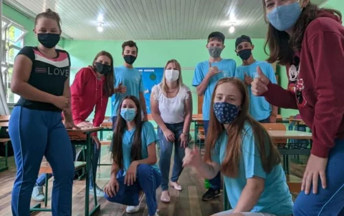 Professora Áurea Lígia Tambosi Mannrich, em sala de aula, com os alunos dos Anos Finais do Ensino Fundamental da EEF Dr. Waldomiro Colautti