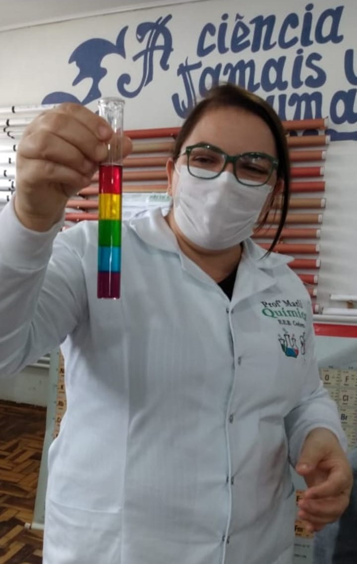 Professora de química da EEB Cedrense, Marli Salete Uliana Gattermann realizando experimento em aula prática de química 