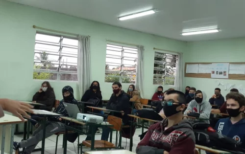 Alunos da EEB Professora Gracinda Augusta Machado de Imbituba em sala de aula, assistindo palestra sobre educação empreendedora