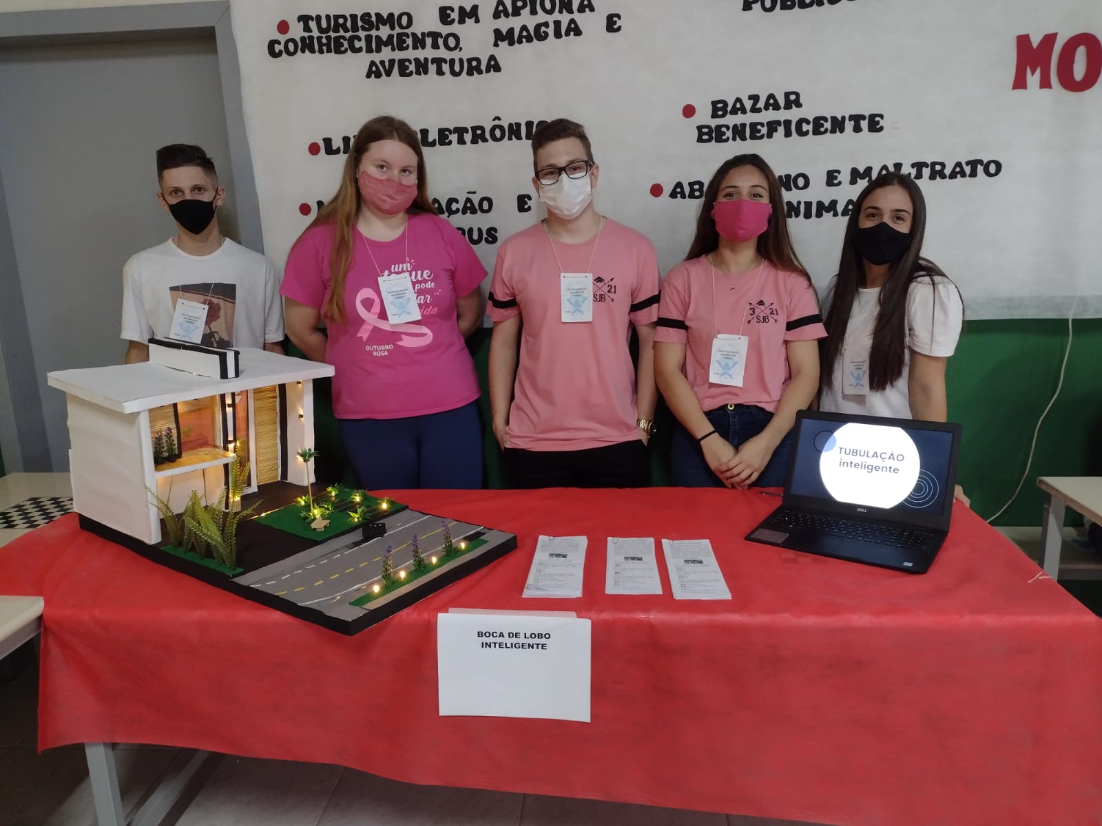Estudante Gabriel Vieira e seus colegas apresentam maquete retratando sistema para escoamento de água da chuva em mostra de projetos de cidadania da EEB São João Bosco