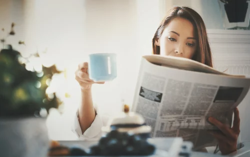 mulher lendo jornal