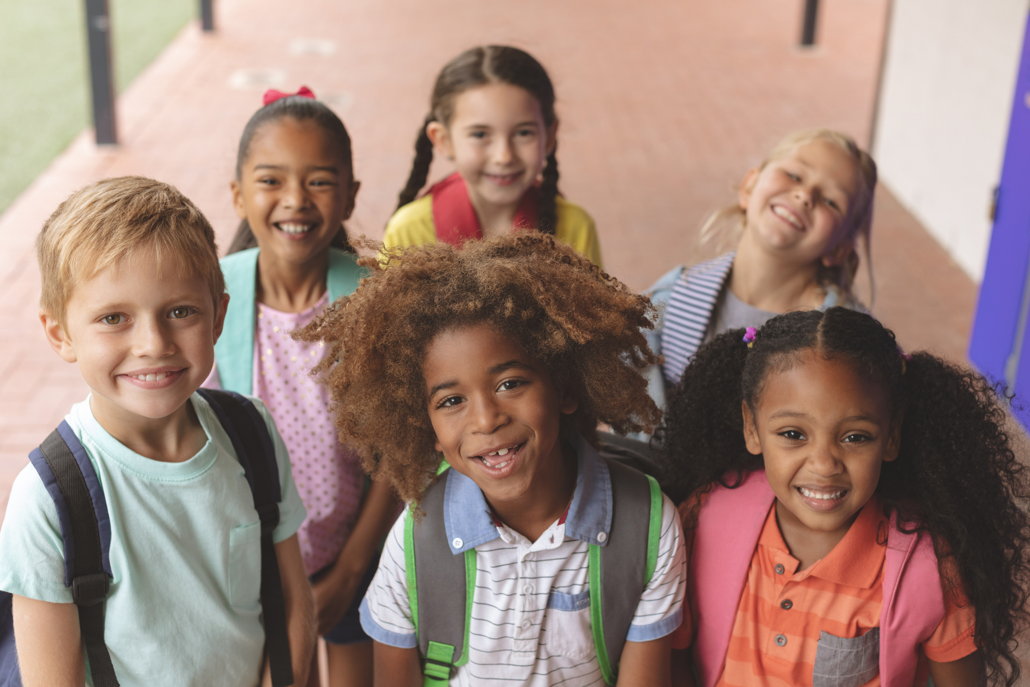 Crianças reunidas na escola no mês da consciência negra 