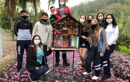 Alunos da terceira série do Ensino Médio da EEB Cacilda Guimarães, de Vidal Ramos, na região Sul do estado, no pátio da escola, com maquetes iluminadas construídas em aula prática de física