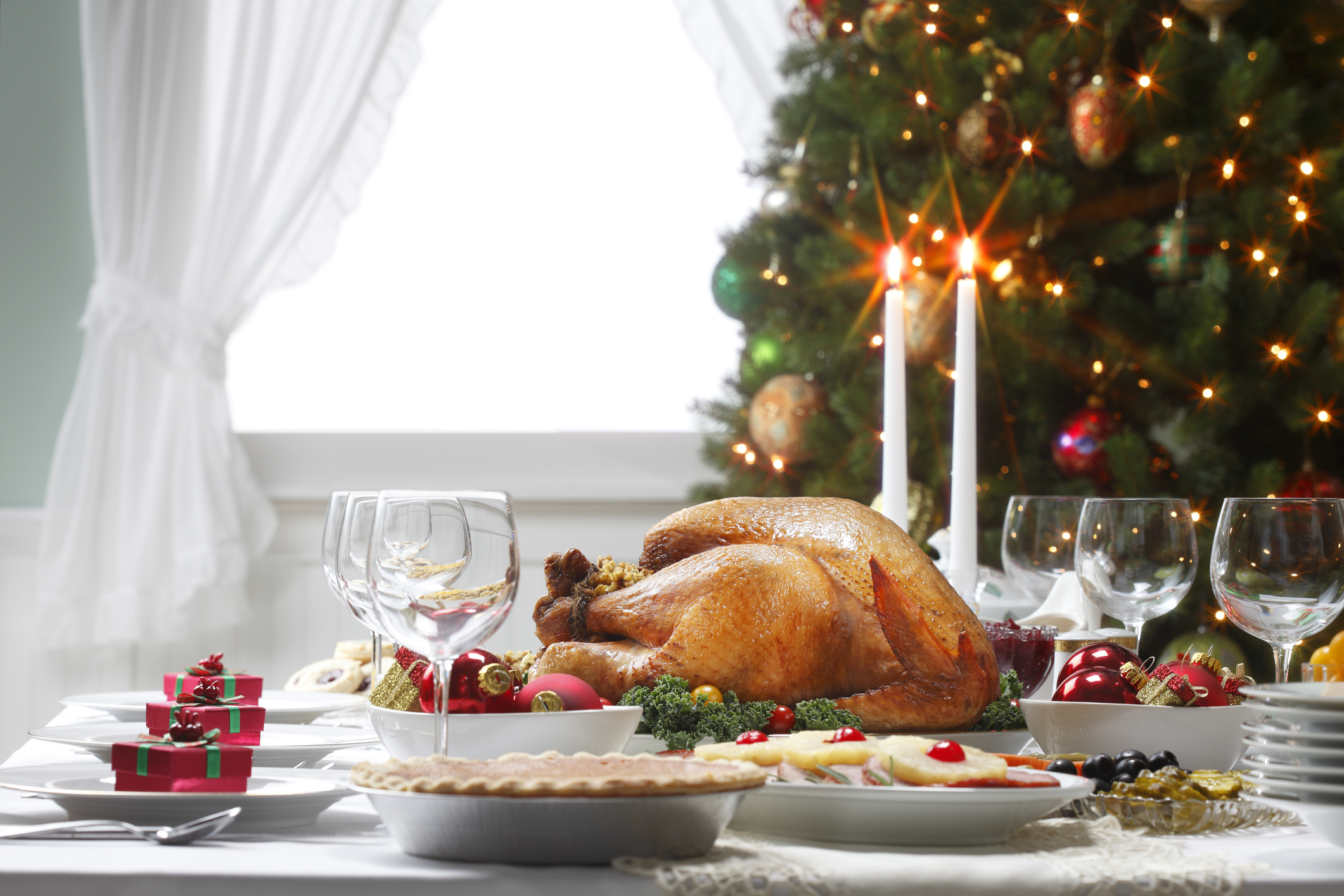 Imagem mostra uma mesa com pratos típicos do natal 