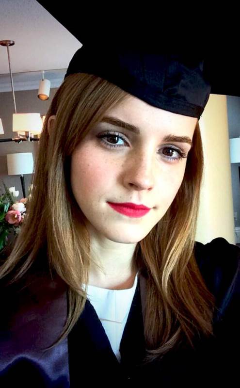 A atriz Emma Watson obteve possui diploma universitário no curso de Literatura Inglesa pela Universidade de Brown, nos Estados Unidos 