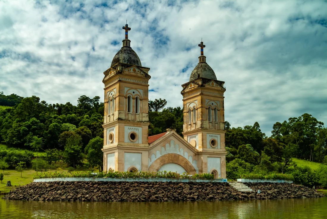 Imagem da pergunta: A cidade de Itá, onde estão localizadas as Torres da Antiga Igreja Matriz São Pedro, faz parte de qual região de Santa Catarina?