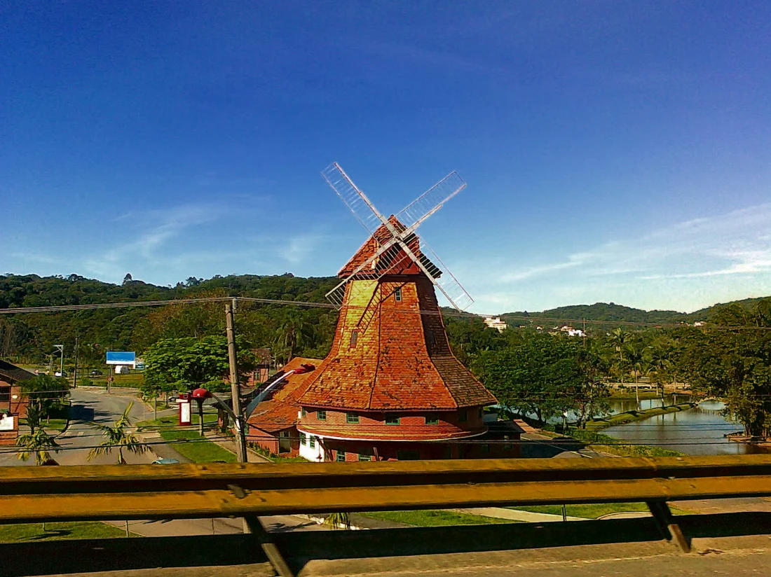 Imagem da pergunta: O moinho mostrado na imagem abaixo pode ser encontrado na entrada de qual município?