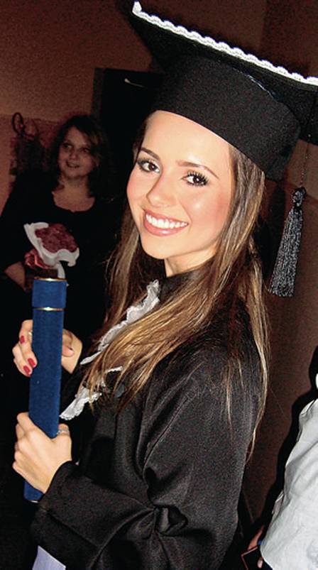 Cantora Sandy segurando diploma 