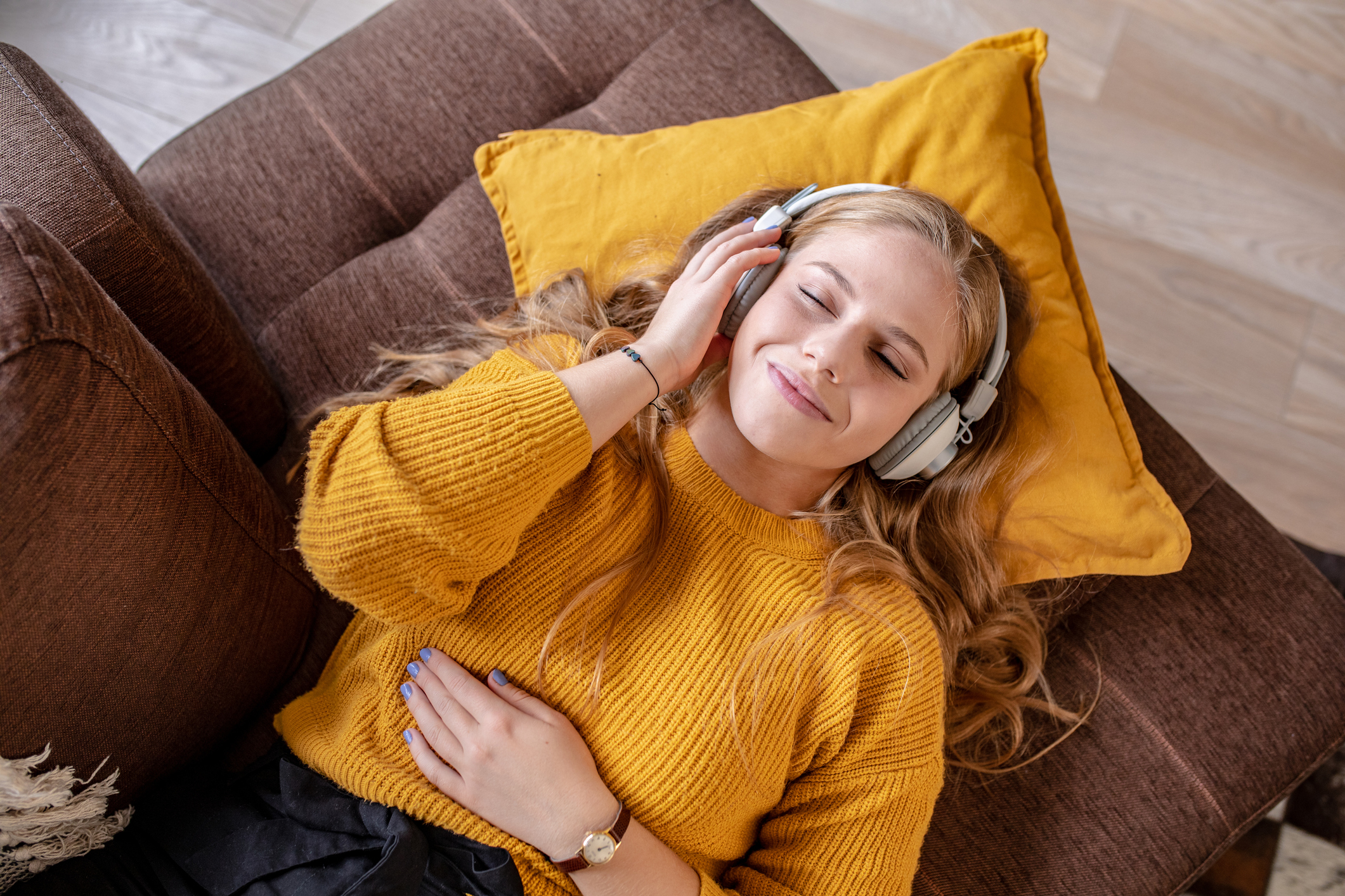 Imagem mostra uma garota ouvindo música 
