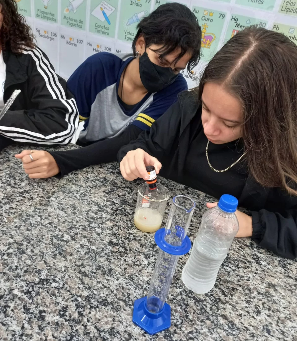 Apenas com gelatina e glicerol, os alunos criaram seus próprios bioplásticos