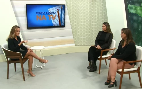 na image, três mulheres conversam sobre projeto de leitura em um estúdio de tv