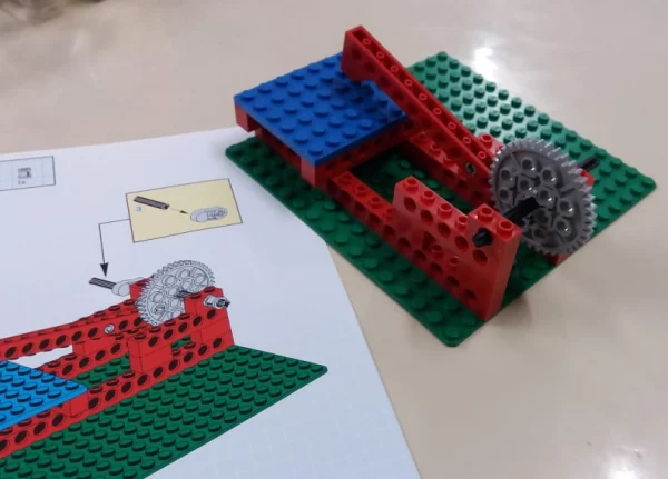 O Lego é uma das alternativas utilizadas durante os encontros de robótica na escola