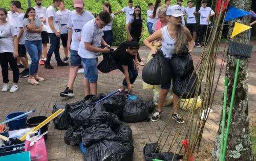 Alunos ajudam na limpeza de bueiros em Timbó