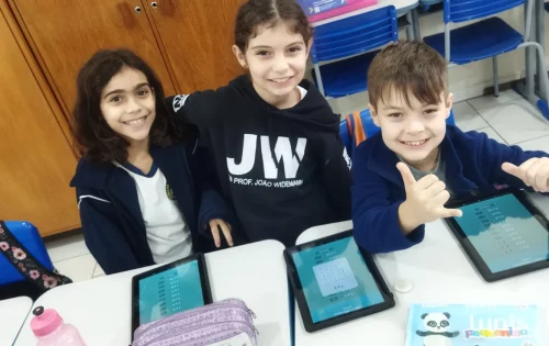 Alunos usam tablet em sala de aula para praticar tabuada