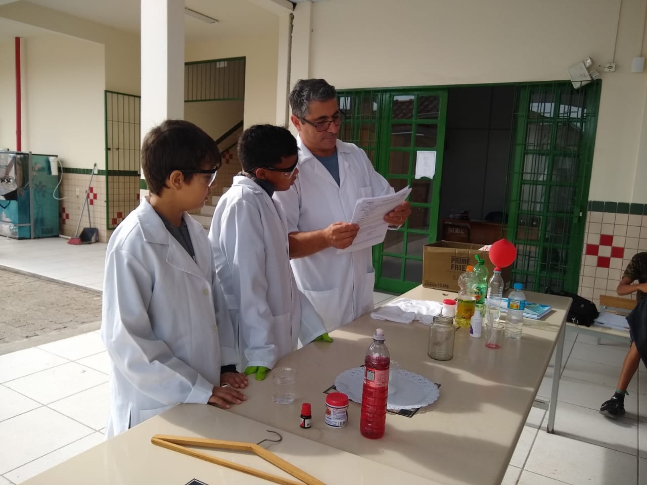 Aulas práticas de reações químicas aproximam alunas da teoria dos experimentos