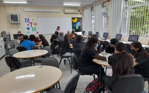 Estudantes aprendendo sobre educação financeira na escola