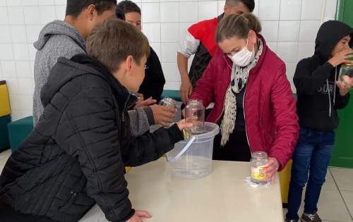 Em atividade prática os estudantes aprendem sobre os desastres naturais