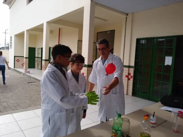 A reação química destas duas substâncias causa a liberação do gás carbônico enchendo assim o balão