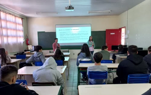 Alunos interagem em aula sobre inflação