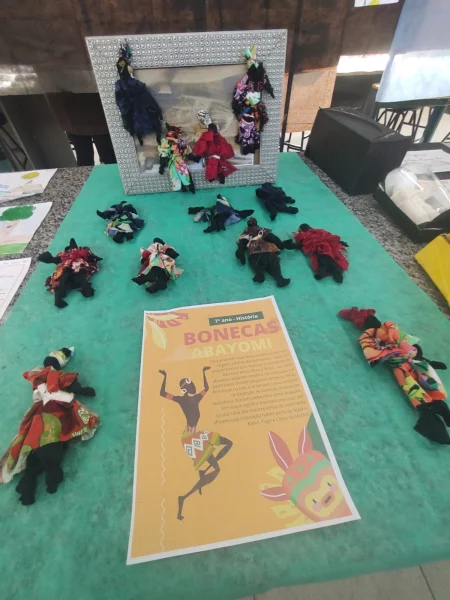 Alunos da EEB Ana Gondin e da EEM Almirante Lamego produzem bonecas Abayomi para estudar sobre a cultura afro-brasileira - Foto: EEM Almirante Lamego/Divulgação
