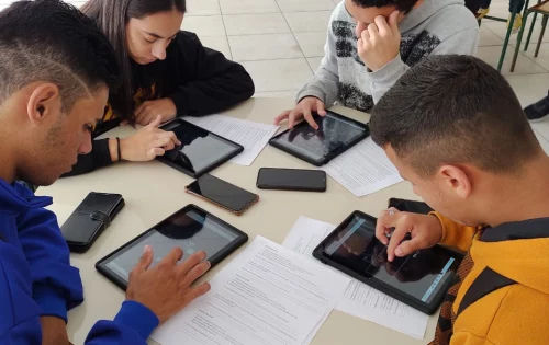 Alunos estudam sobre a relação das grandezas (pressão, volume e temperatura) em uma transformação gasosa - Foto: EEB Almirante Lamego/Divulgação