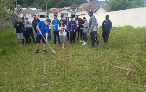 Alunos da EEM Almirante Lamego enterram e depois de uma semana desenterram cerâmicas para aprenderem sobre arqueologia - Foto: EEM Almirante Lamego/Divulgação