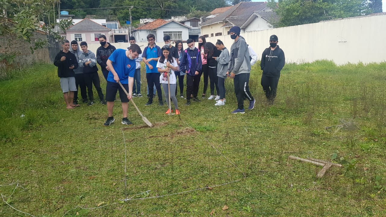 Alunos da EEM Almirante Lamego enterram e depois de uma semana desenterram cerâmicas para aprenderem sobre arqueologia - Foto: EEM Almirante Lamego/Divulgação