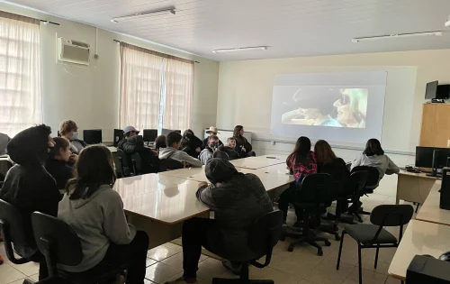 Alunos vendo o filme “Colcha de Retalhos” na Escola EEB Luiz Bernardo Olsen. Foto: Divulgação escola.