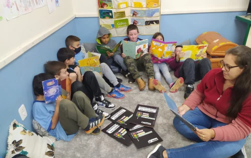 Alunos do ensino básico lendo para o projeto “Blitz da leitura”.