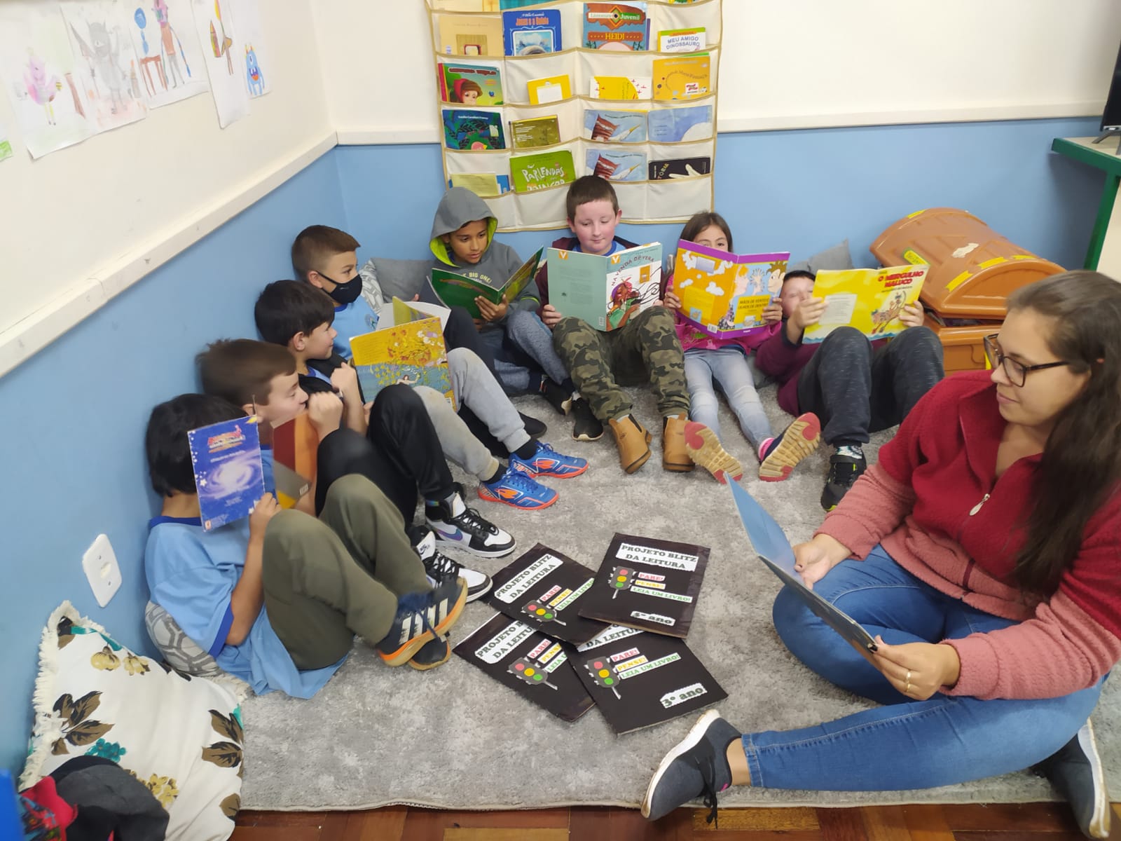 Alunos do ensino básico lendo para o projeto “Blitz da leitura”.
