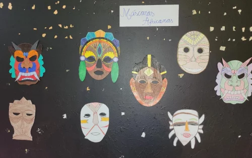 A partir da arte e cultura africana, alunos criam máscaras. Foto: Divulgação escola.