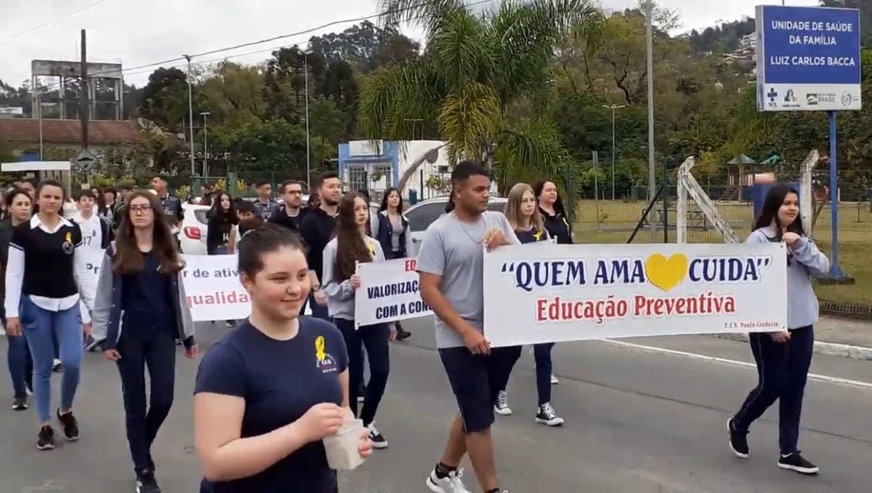 Escola promove cuidado com a saúde mental no pós-pandemia em desfile cívico