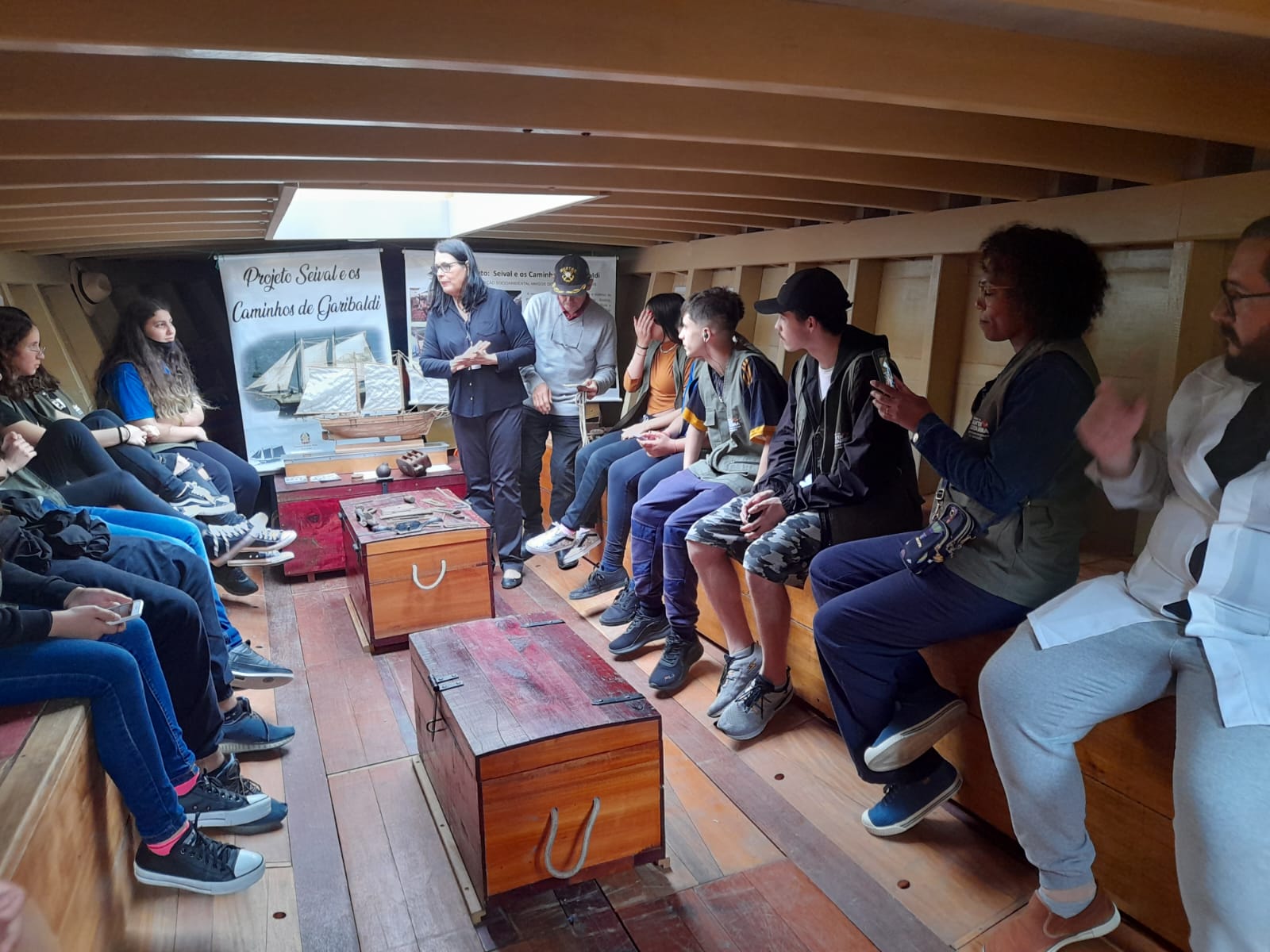 Estudantes dentro do barco Seival durante o passeio histórico