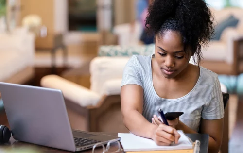 Jovem usando aplicativo para focar nos estudos